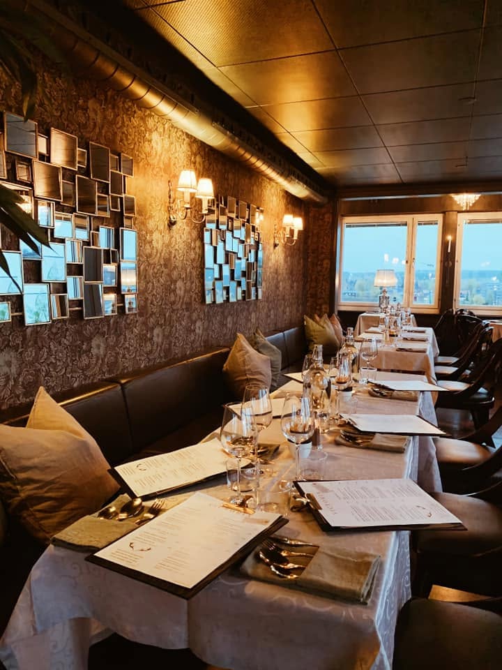 Dukat långbord i Hotel Victorias restaurang med utsikt över Skellefteå