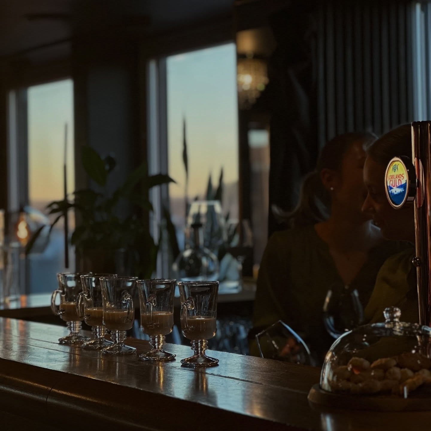 Kaffedrinkar vid baren på Restaurang Victoria